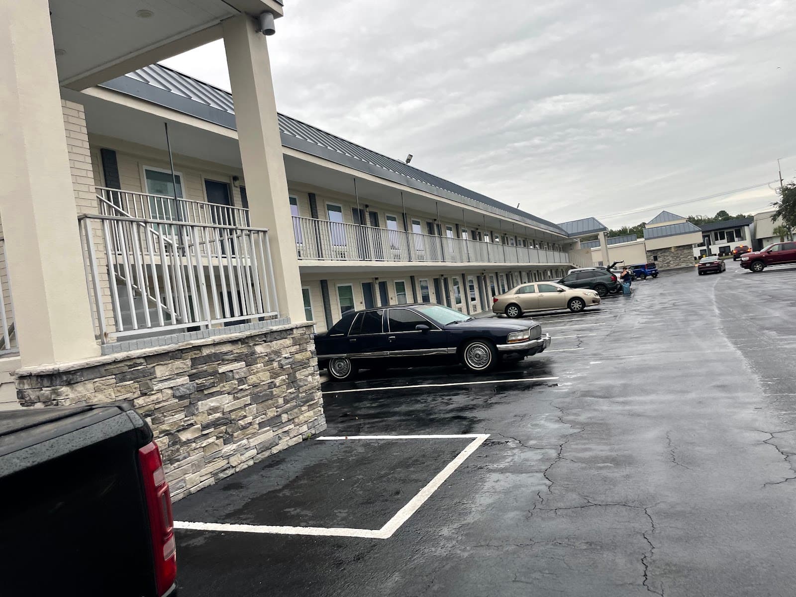 Days Inn & Suites by Wyndham Charleston Airport West