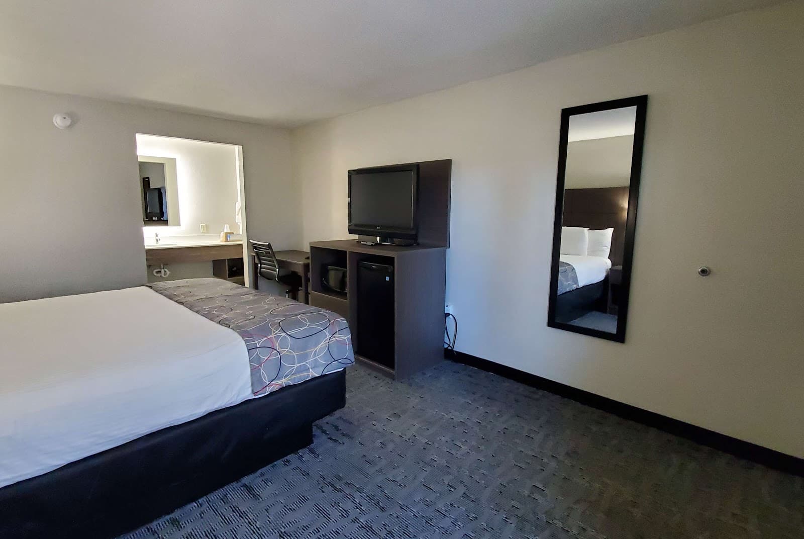 Days Inn & Suites by Wyndham Charleston Airport West — photo 2