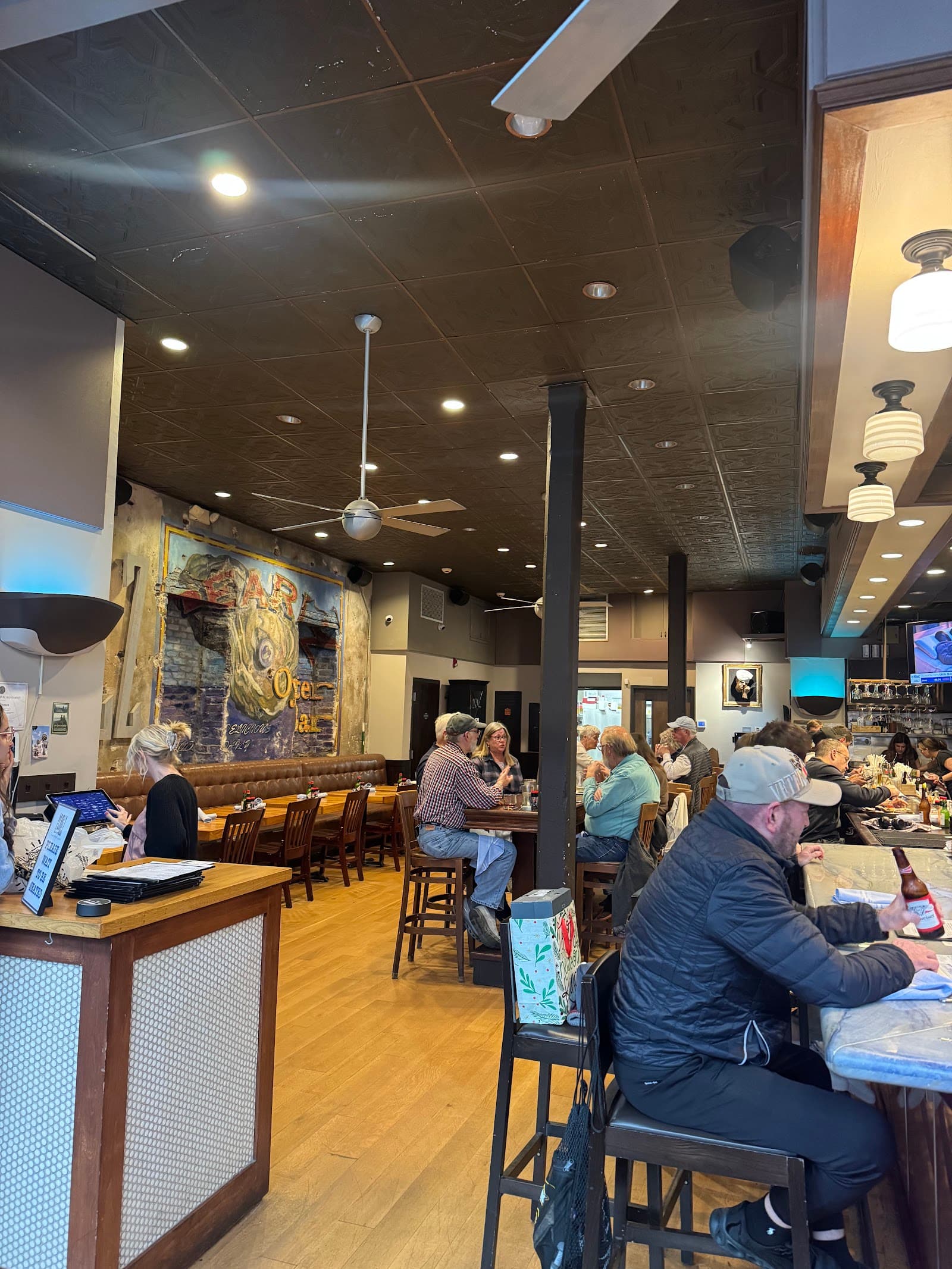 Pearlz Oyster Bar — photo 1