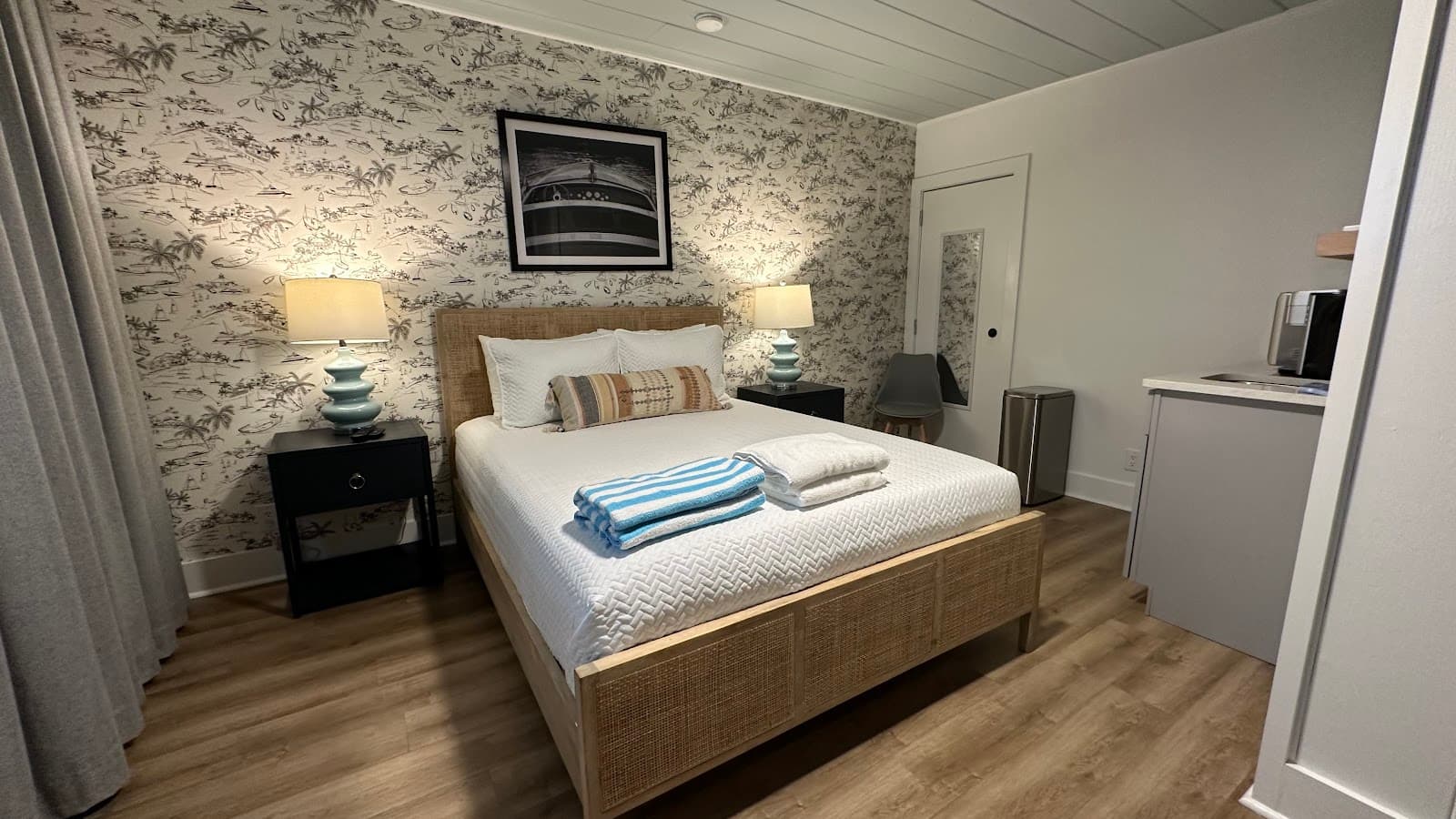 The Folliday Inn — photo 2