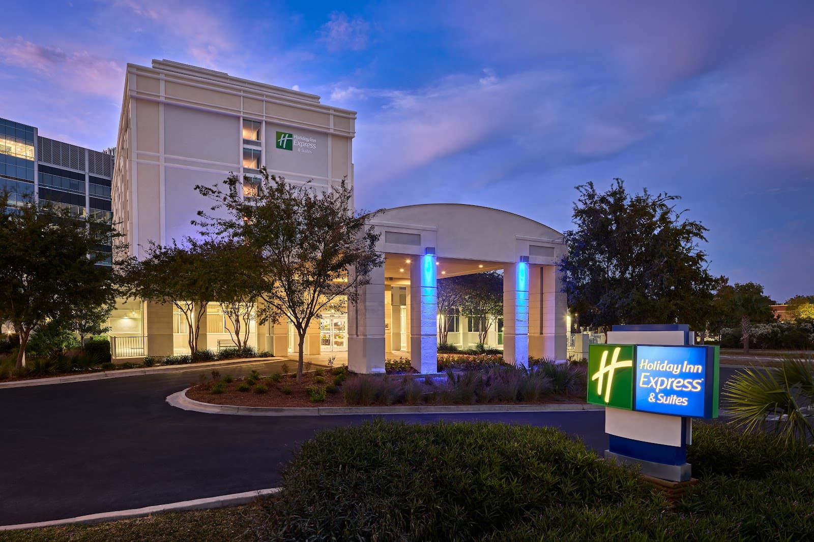 Holiday Inn Express & Suites Charleston Dwtn - Westedge by IHG — photo 1