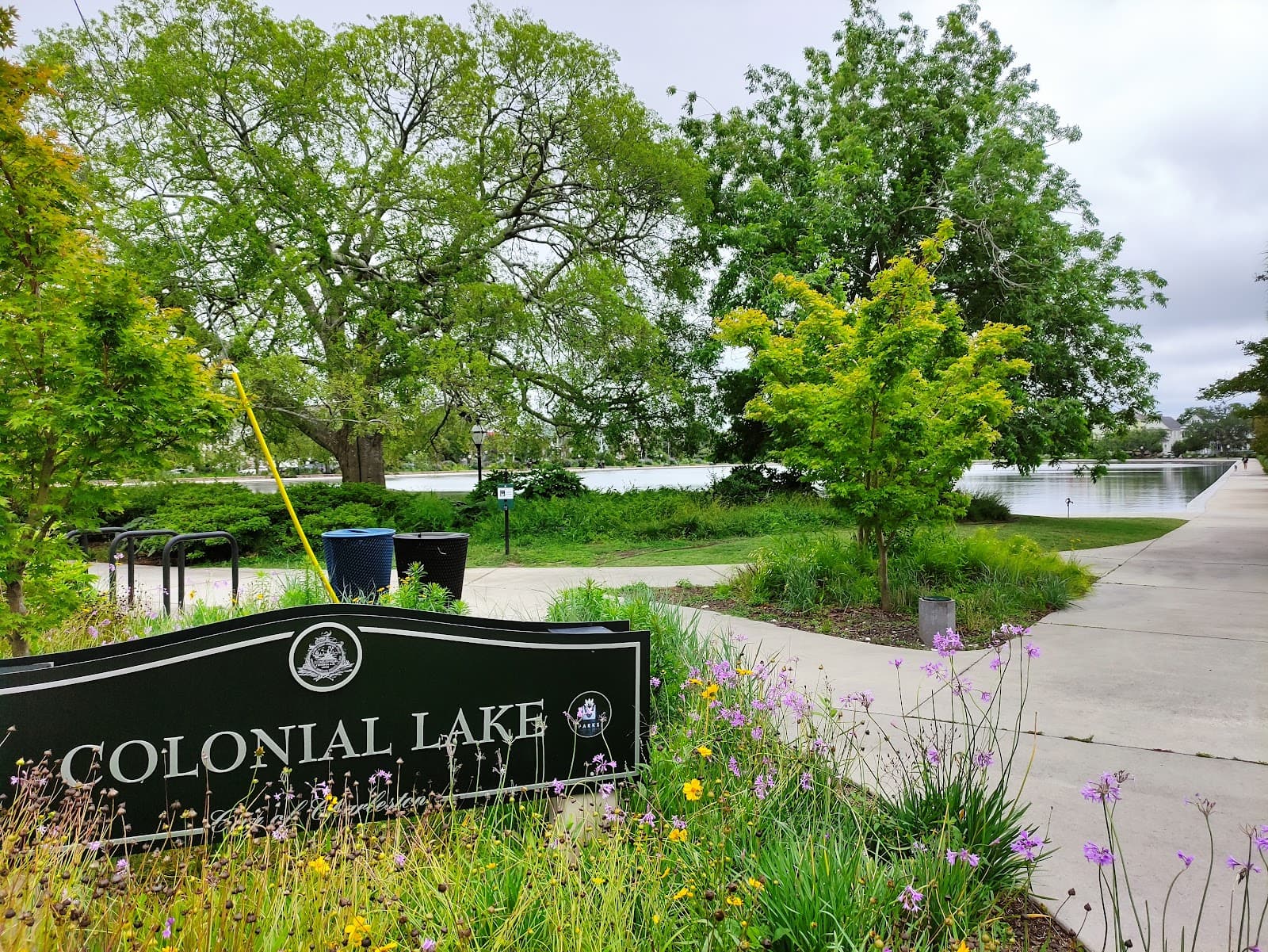 Colonial Lake Park