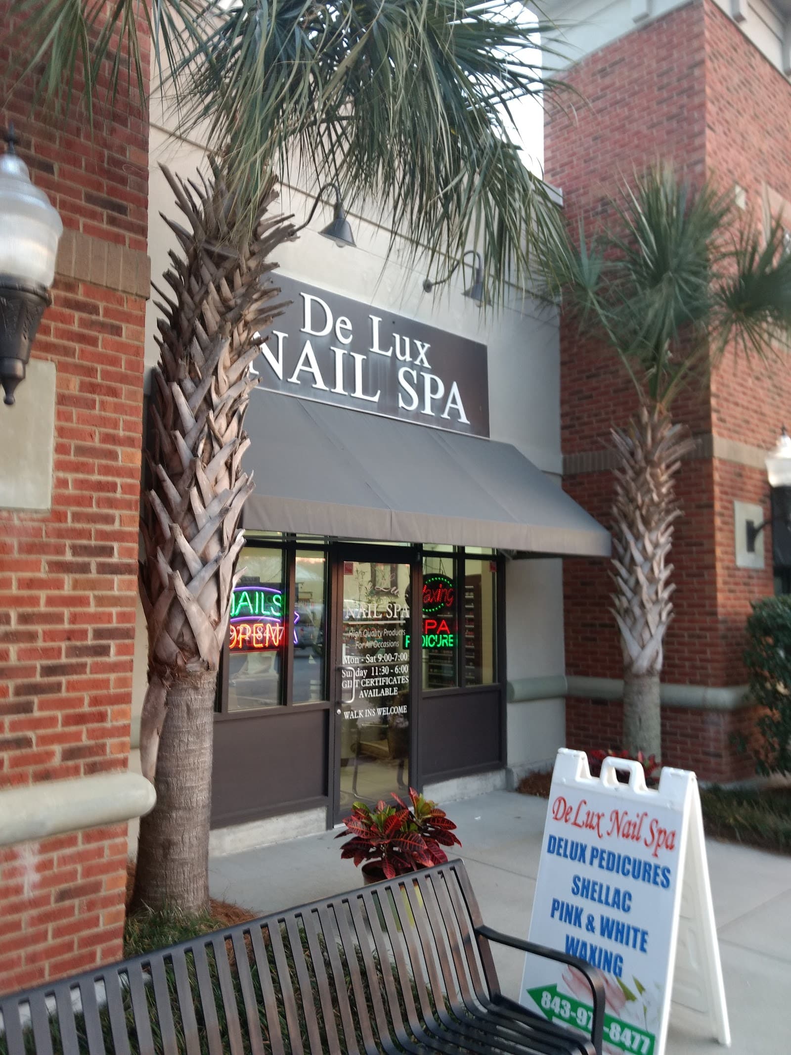 De Lux Nails Spa