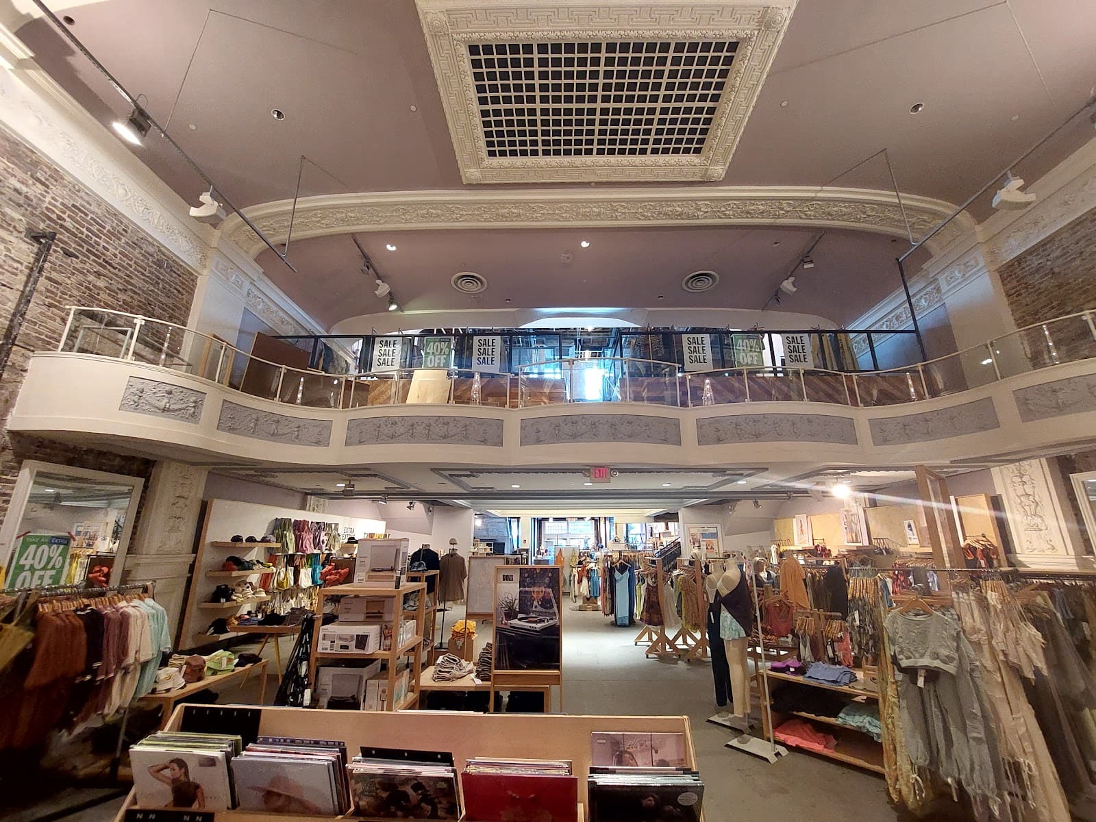 Urban Outfitters — photo 1