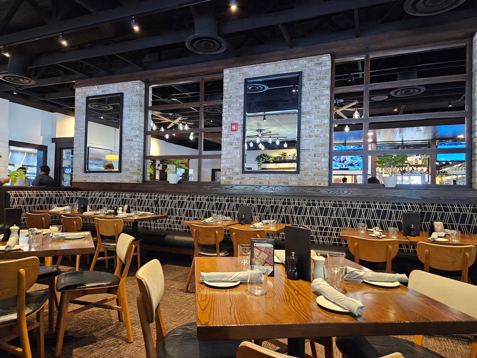 Burtons Grill & Bar — photo 1
