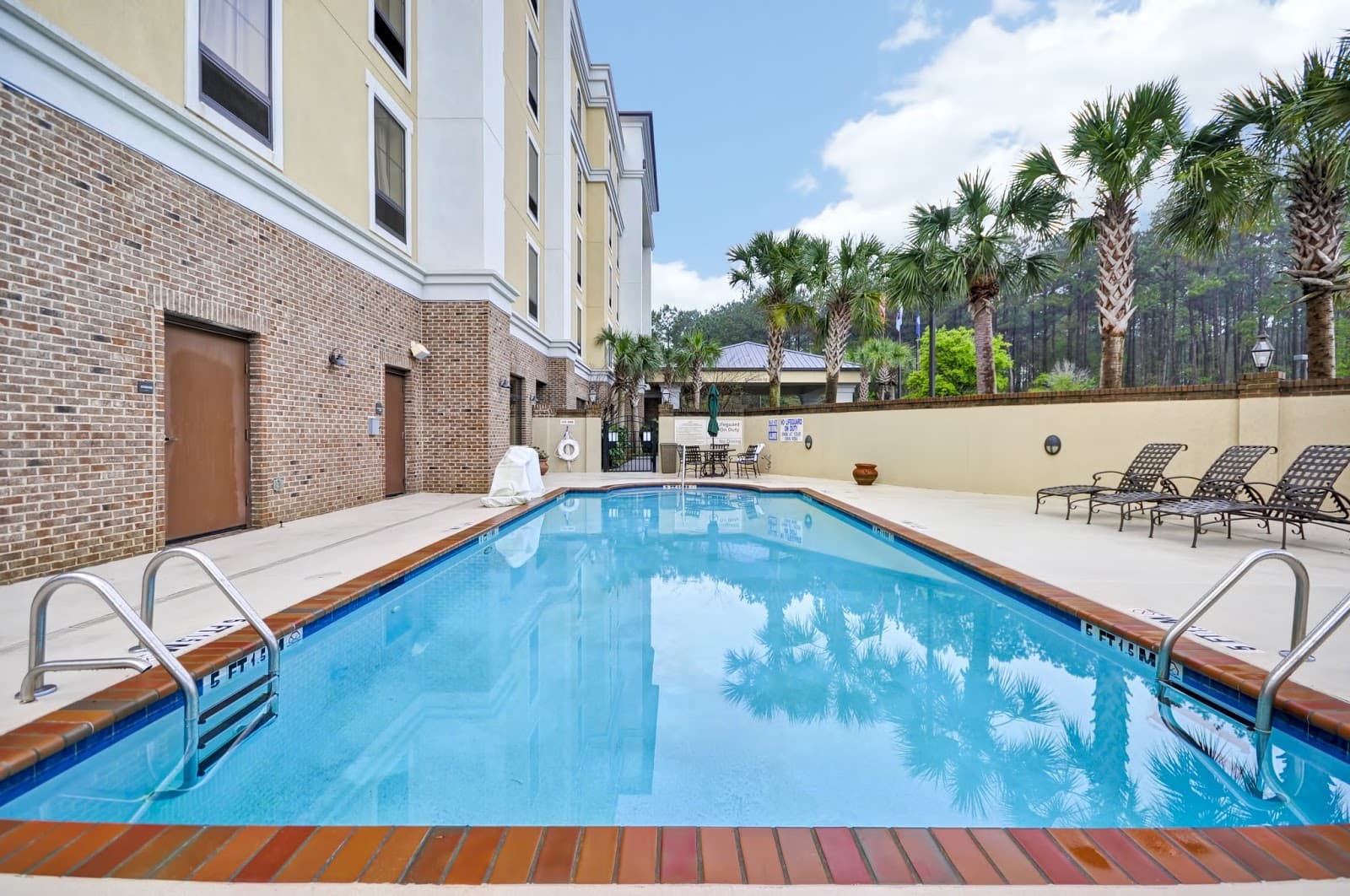 Hampton Inn & Suites North Charleston-University Blvd — photo 2